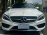 歐規M-BENZ C300 4MATIC，經典白色雅致外觀，搭載高效渦輪引擎與四輪驅動系統，精緻內裝與完善保養，兼具性能  第3張縮圖