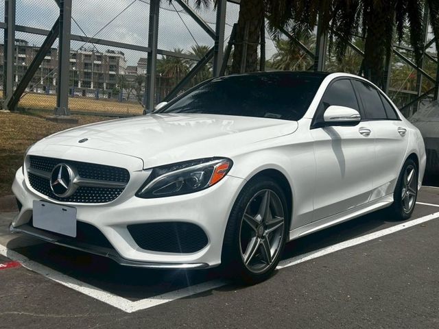 歐規M-BENZ C300 4MATIC，經典白色雅致外觀，搭載高效渦輪引擎與四輪驅動系統，精緻內裝與完善保養，兼具性能  第4張相片