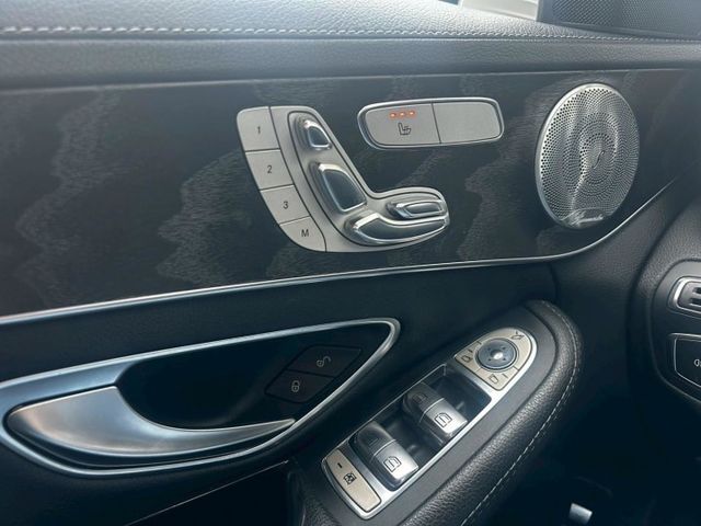 歐規M-BENZ C300 4MATIC，經典白色雅致外觀，搭載高效渦輪引擎與四輪驅動系統，精緻內裝與完善保養，兼具性能  第6張相片