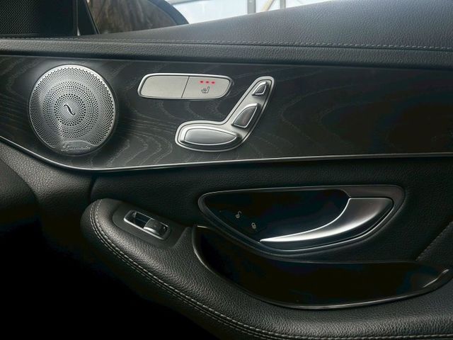 歐規M-BENZ C300 4MATIC，經典白色雅致外觀，搭載高效渦輪引擎與四輪驅動系統，精緻內裝與完善保養，兼具性能  第8張相片