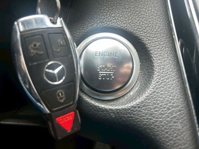 歐規M-BENZ C300 4MATIC，經典白色雅致外觀，搭載高效渦輪引擎與四輪驅動系統，精緻內裝與完善保養，兼具性能  第10張相片