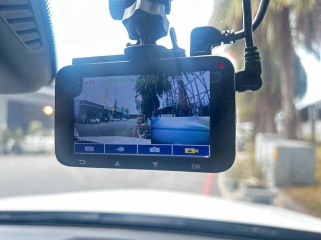 歐規M-BENZ C300 4MATIC，經典白色雅致外觀，搭載高效渦輪引擎與四輪驅動系統，精緻內裝與完善保養，兼具性能  第13張相片