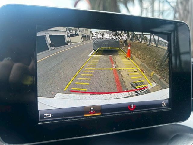 歐規M-BENZ C300 4MATIC，經典白色雅致外觀，搭載高效渦輪引擎與四輪驅動系統，精緻內裝與完善保養，兼具性能  第14張相片