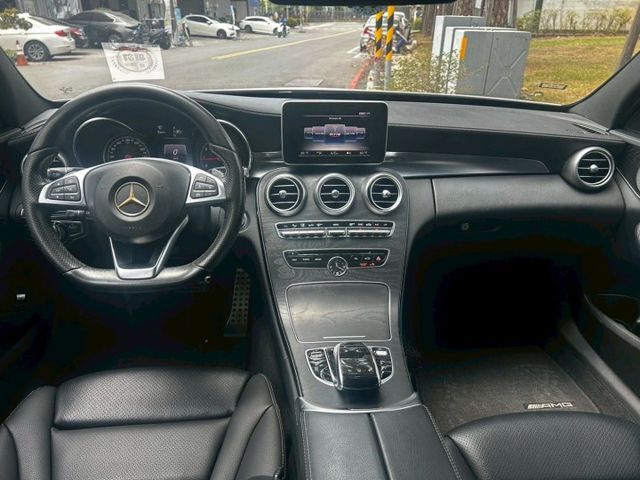 歐規M-BENZ C300 4MATIC，經典白色雅致外觀，搭載高效渦輪引擎與四輪驅動系統，精緻內裝與完善保養，兼具性能  第17張相片