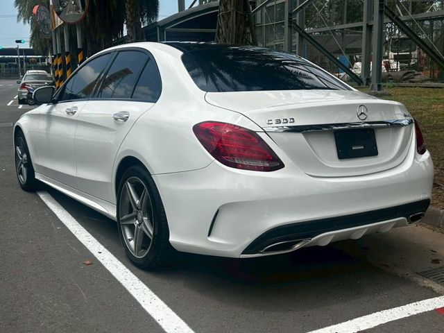 歐規M-BENZ C300 4MATIC，經典白色雅致外觀，搭載高效渦輪引擎與四輪驅動系統，精緻內裝與完善保養，兼具性能  第18張相片