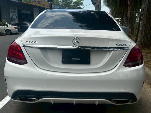 歐規M-BENZ C300 4MATIC，經典白色雅致外觀，搭載高效渦輪引擎與四輪驅動系統，精緻內裝與完善保養，兼具性能  第19張相片