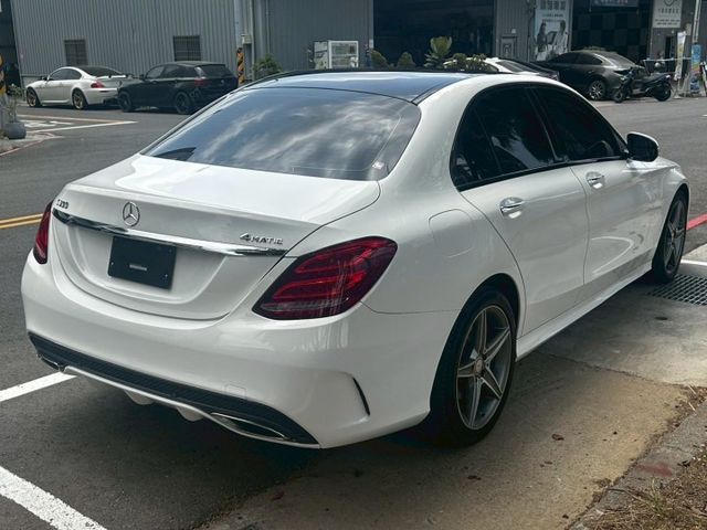 歐規M-BENZ C300 4MATIC，經典白色雅致外觀，搭載高效渦輪引擎與四輪驅動系統，精緻內裝與完善保養，兼具性能  第20張相片