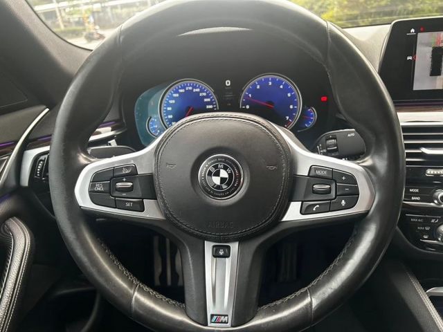 2017 BMW 530i xDrive，動力強勁操控靈敏，配備豪華安全系統，無論日常通勤或長途旅行，都讓您享受極致駕馭  第11張相片