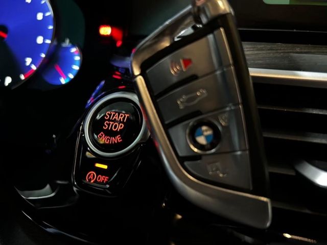 2017 BMW 530i xDrive，動力強勁操控靈敏，配備豪華安全系統，無論日常通勤或長途旅行，都讓您享受極致駕馭  第12張相片