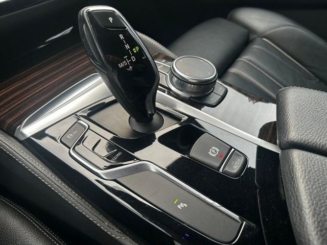 2017 BMW 530i xDrive，動力強勁操控靈敏，配備豪華安全系統，無論日常通勤或長途旅行，都讓您享受極致駕馭  第16張相片