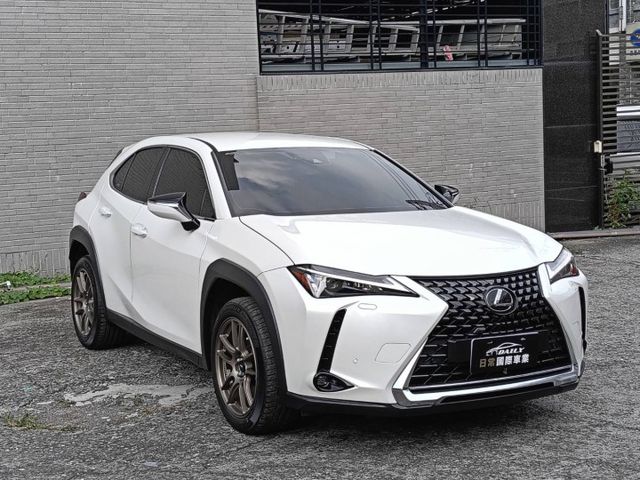 原廠保固至2028年，僅跑2萬公里，Lexus UX 250h豪華版油電休旅，高質感近新釋出！  第2張相片