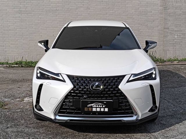 原廠保固至2028年，僅跑2萬公里，Lexus UX 250h豪華版油電休旅，高質感近新釋出！  第3張相片