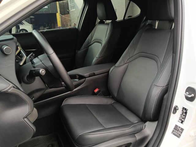 原廠保固至2028年，僅跑2萬公里，Lexus UX 250h豪華版油電休旅，高質感近新釋出！  第9張相片
