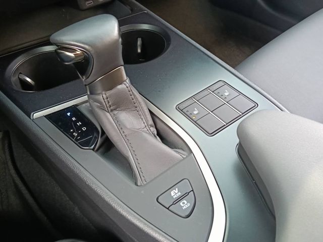 原廠保固至2028年，僅跑2萬公里，Lexus UX 250h豪華版油電休旅，高質感近新釋出！  第12張相片