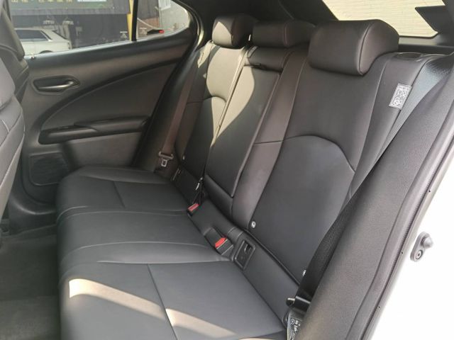 原廠保固至2028年，僅跑2萬公里，Lexus UX 250h豪華版油電休旅，高質感近新釋出！  第15張相片
