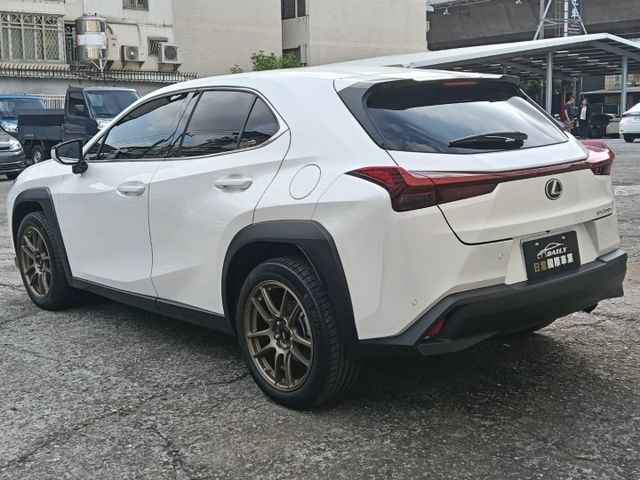 原廠保固至2028年，僅跑2萬公里，Lexus UX 250h豪華版油電休旅，高質感近新釋出！  第18張相片