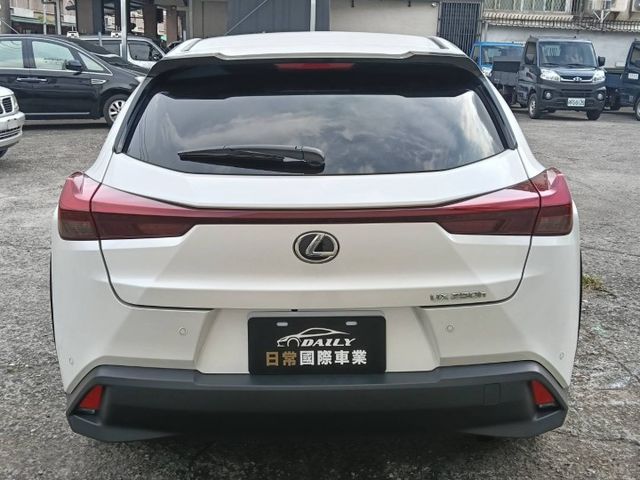 原廠保固至2028年，僅跑2萬公里，Lexus UX 250h豪華版油電休旅，高質感近新釋出！  第19張相片