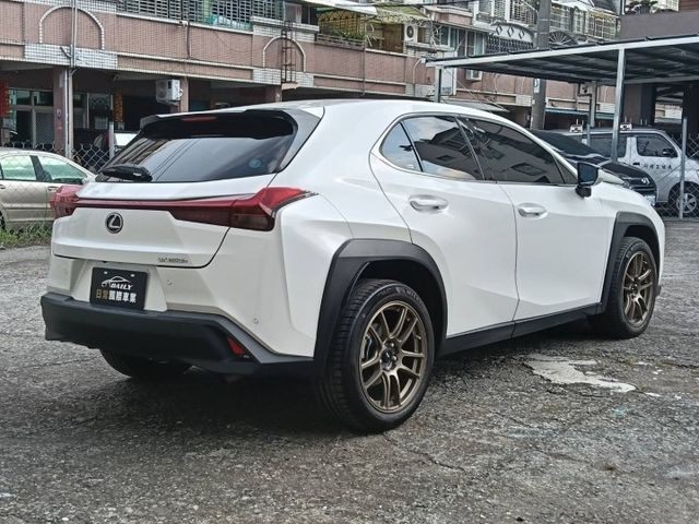 原廠保固至2028年，僅跑2萬公里，Lexus UX 250h豪華版油電休旅，高質感近新釋出！  第20張相片