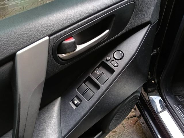 五門掀背Mazda 3開回家，再加碼送安卓機，超值又有型，代步、通勤都合適，歡迎洽詢！  第5張相片