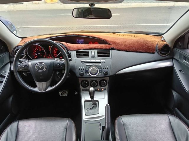 五門掀背Mazda 3開回家，再加碼送安卓機，超值又有型，代步、通勤都合適，歡迎洽詢！  第14張相片