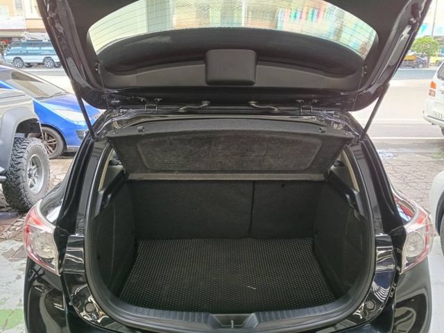 五門掀背Mazda 3開回家，再加碼送安卓機，超值又有型，代步、通勤都合適，歡迎洽詢！  第16張相片