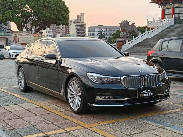 總裁級長軸旗艦房車，豪華舒適後座、全景天窗，加上3.0L渦輪動力，無論行政接待還是日常出行，都讓你氣場滿滿、回頭率爆表！  第2張相片