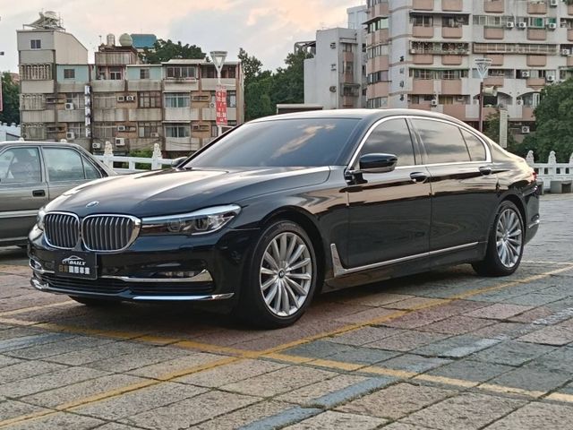 總裁級長軸旗艦房車，豪華舒適後座、全景天窗，加上3.0L渦輪動力，無論行政接待還是日常出行，都讓你氣場滿滿、回頭率爆表！  第4張相片