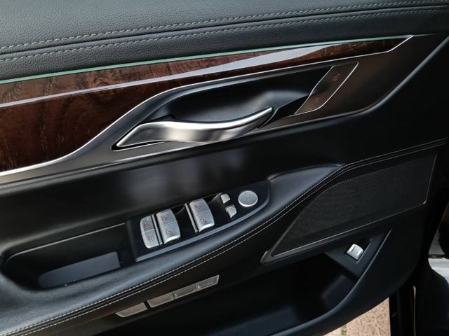 總裁級長軸旗艦房車，豪華舒適後座、全景天窗，加上3.0L渦輪動力，無論行政接待還是日常出行，都讓你氣場滿滿、回頭率爆表！  第5張相片