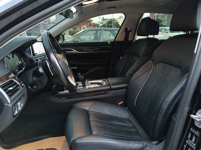 總裁級長軸旗艦房車，豪華舒適後座、全景天窗，加上3.0L渦輪動力，無論行政接待還是日常出行，都讓你氣場滿滿、回頭率爆表！  第7張相片