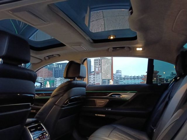 總裁級長軸旗艦房車，豪華舒適後座、全景天窗，加上3.0L渦輪動力，無論行政接待還是日常出行，都讓你氣場滿滿、回頭率爆表！  第12張相片