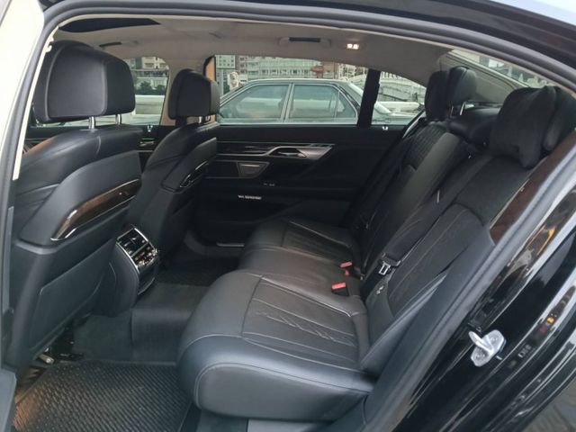 總裁級長軸旗艦房車，豪華舒適後座、全景天窗，加上3.0L渦輪動力，無論行政接待還是日常出行，都讓你氣場滿滿、回頭率爆表！  第14張相片