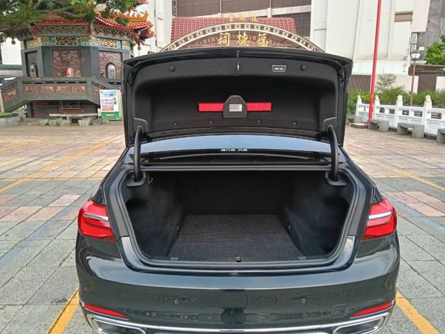 總裁級長軸旗艦房車，豪華舒適後座、全景天窗，加上3.0L渦輪動力，無論行政接待還是日常出行，都讓你氣場滿滿、回頭率爆表！  第16張相片