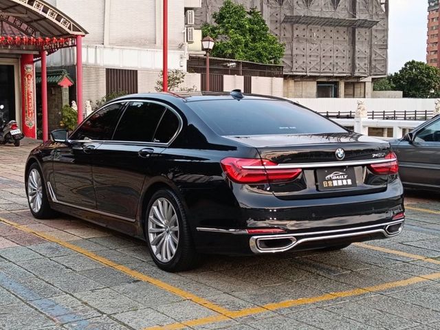 總裁級長軸旗艦房車，豪華舒適後座、全景天窗，加上3.0L渦輪動力，無論行政接待還是日常出行，都讓你氣場滿滿、回頭率爆表！  第18張相片