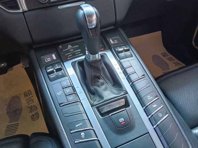 四輪驅動，3.0L 渦輪增壓，尾燈老改新升級貫穿式設計，配備齊全，操控穩定，里程合理，車況可靠。  第11張相片