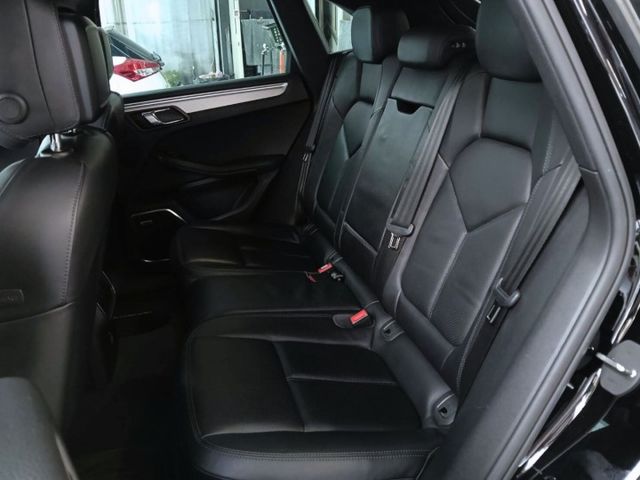 四輪驅動，3.0L 渦輪增壓，尾燈老改新升級貫穿式設計，配備齊全，操控穩定，里程合理，車況可靠。  第14張相片