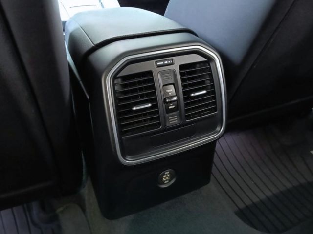 四輪驅動，3.0L 渦輪增壓，尾燈老改新升級貫穿式設計，配備齊全，操控穩定，里程合理，車況可靠。  第15張相片