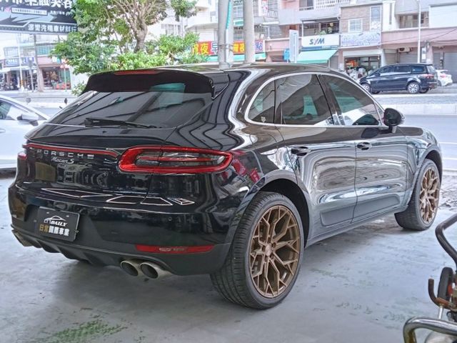 四輪驅動，3.0L 渦輪增壓，尾燈老改新升級貫穿式設計，配備齊全，操控穩定，里程合理，車況可靠。  第20張相片