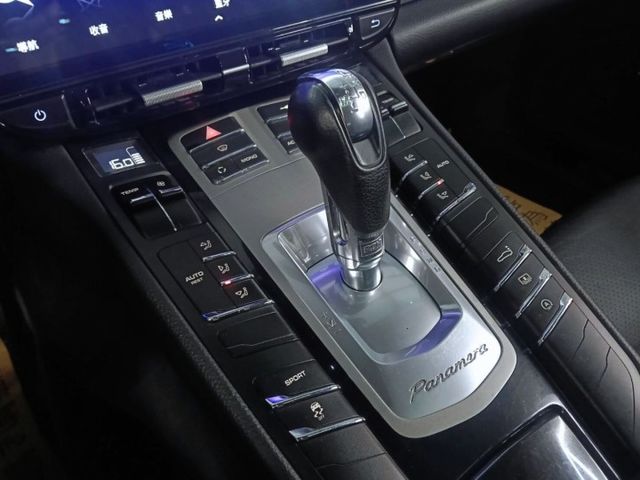 老改新款，四門豪華跑車搭配醒目貫穿尾燈，3.6L V6 自然進氣動力充足，行駛順暢，操控精準，底盤穩固，駕駛體驗出色  第11張相片