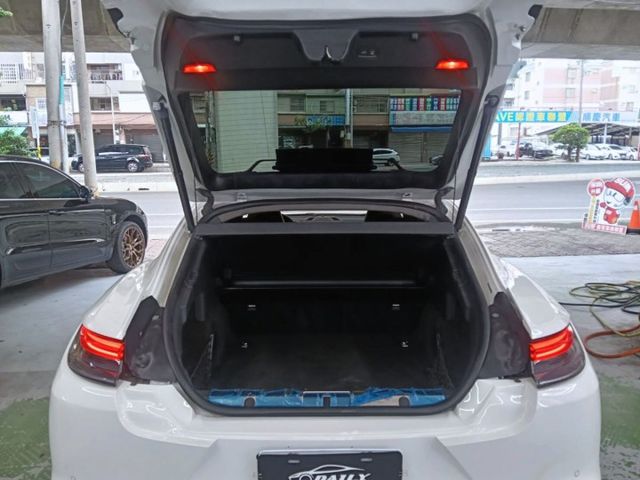 老改新款，四門豪華跑車搭配醒目貫穿尾燈，3.6L V6 自然進氣動力充足，行駛順暢，操控精準，底盤穩固，駕駛體驗出色  第16張相片