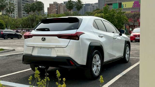 原廠保固中 油電最高配  第8張相片