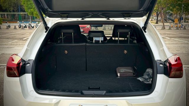 原廠保固中 油電最高配  第11張相片