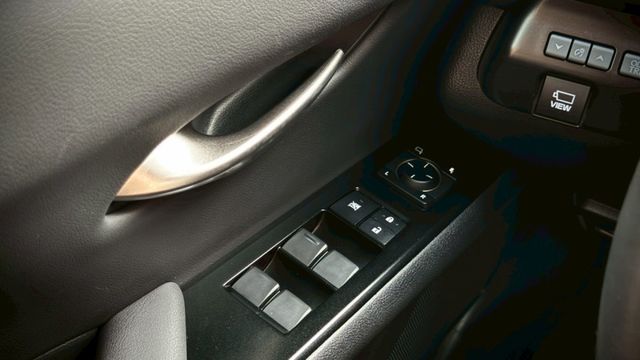 原廠保固中 油電最高配  第17張相片