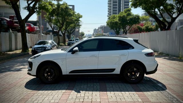 原廠保固中 小改款 配備基本滿  第4張相片