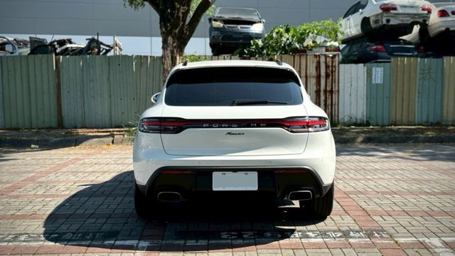 原廠保固中 小改款 配備基本滿  第6張相片