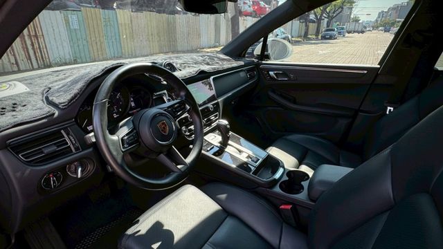 原廠保固中 小改款 配備基本滿  第10張相片