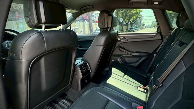 原廠保固中 小改款 配備基本滿  第11張相片