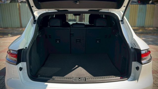 原廠保固中 小改款 配備基本滿  第12張相片