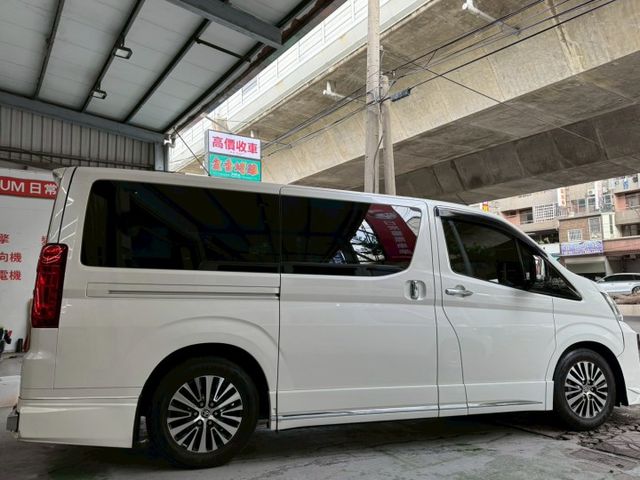*舒適大空間＋柴油高扭力~雙電滑門 電動座椅更顯科感!!  第4張相片