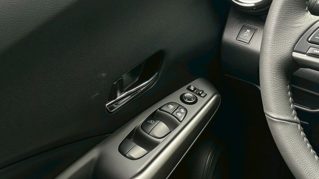 對色 頂配 一手女用車 加選抬頭顯示器  第17張相片
