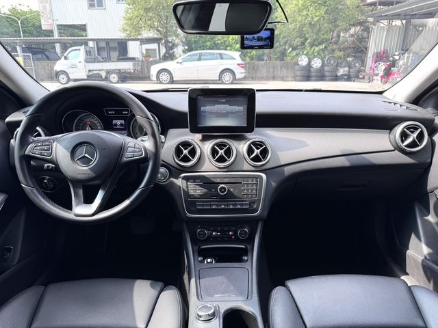M-BENZ賓士 GLA180  第7張相片